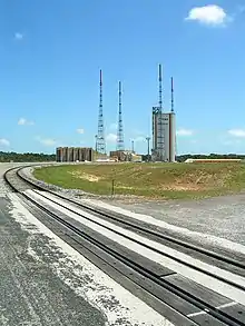 Aire de lancement ELA-3 destiné à Ariane 5 sur le centre spatial guyanais en 2005. Les quatre pylônes sont des paratonnerres.