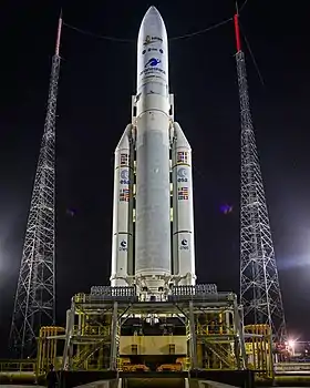 Ariane 5 ECA sur son pas de tir, transportant avec lui le télescope James Webb