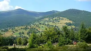 Une grande posada, clairière jadis fortifiée des « valaques » des Carpates occidentales roumaines