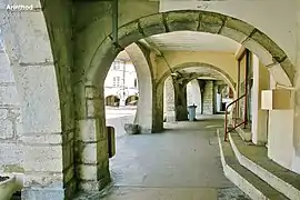 Arcades de la place centrale d'Arinthod.