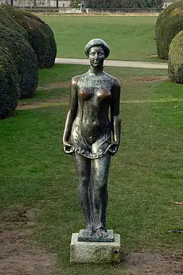 Flore, 1911, jardin des Tuileries, Paris.