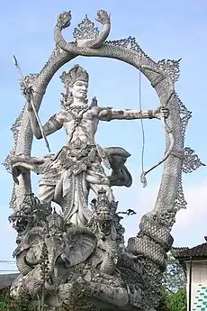 Statue à Ubud, sur l'île de Bali, représentant Arjuna, un des héros du Mahâbhârata.