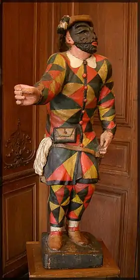 Statuette d'Arlequin en plâtre peint provenant du Théâtre Séraphin et conservée au musée Carnavalet, à Paris