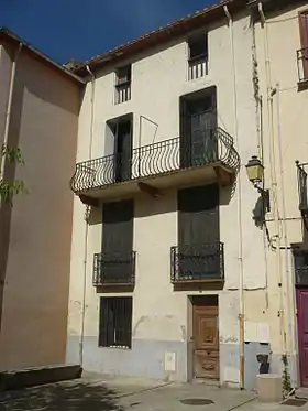 Maison sur La Place englobant l'église Saint-Étienne