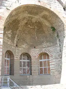 Voûte du caldarium des thermes de Constantin à Arles.