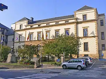 L'hôtel de ville, avant transformation de la place.