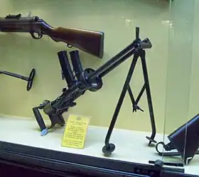 Malgré sa forme atypique (et son double canon), le Villar-Perosa Modelo 1915 est considéré comme le premier pistolet-mitrailleur, en raison de son calibre de 9 mm.