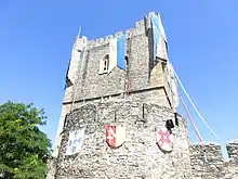 La tour ornée d'oriflammes lors d'une fête médiévale en août 2014