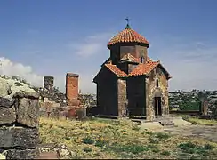 Église Karmravor d'Achtarak (VIIe siècle), une croix monoconque libre.