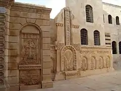 Le monument commémoratif du génocide arménien dans la cour de la cathédrale