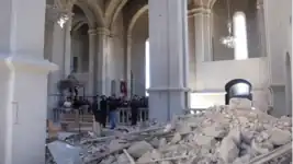 Cérémonie à l'intérieur de la cathédrale Ghazanchetsots endomagée, le 24 octobre 2020.