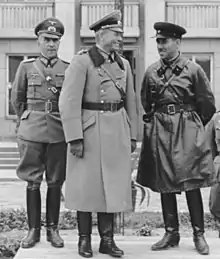 Photographie en noir et blanc du Generalleutnant Mauritz von Wiktorin, du général der Panzertruppe Heinz Guderian et  du Kombrig Semyon Krivoshein.