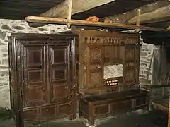 Armoire du XVIIIe siècle, lit-clos et banc-coffre de la maison Cornec à Saint-Rivoal dans le Finistère