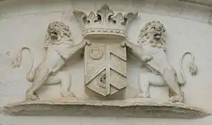 Deux lions entourant un blason, taillés dans la pierre