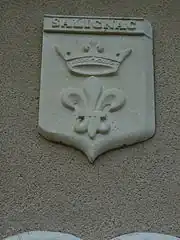 Les armoiries sont sculptées sur la mairie, en pierre entièrement blanche et en bas-relief