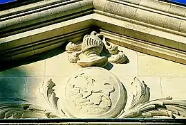 Fronton aux armoiries de la famille de Richon