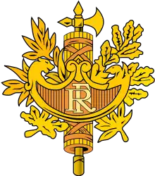 Pelte dont les angles sont terminés par des têtes de lion et d'aigle, sur l'emblème officieux de la République française.