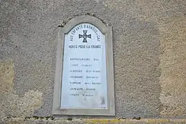 Monument aux morts sur le mur de l'église