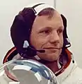 L'astronaute Neil Armstrong portant un casque SPENCOM juste avant son envol pour Apollo 11 en 1969.
