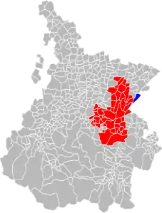 Carte indiquant l'emplacement d'Arné en bleu dans son intercommunalité en rouge au sein du département des Hautes-Pyrénées.
