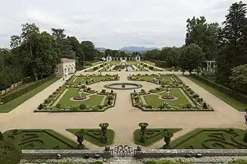 Jardins à la française, vus du premier étage de la villa.