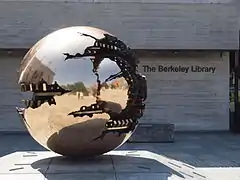 La Sphère dans la sphère d'Arnaldo Pomodoro devant la bibliothèque de Berkeley.