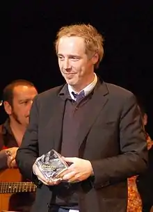 Arnaud Desplechin recevant un prix