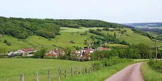 Arnay-sous-Vitteaux sous la colline du Grand Teureau (451 mètres).