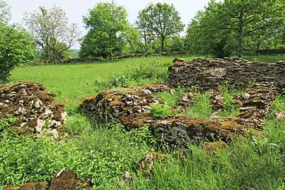 contient des tombes mérovingiennes.