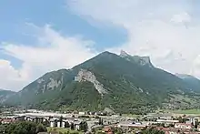 Photographie panoramique de la zone industrielle de Viuz sur fond des sommets environnants.