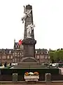 Monument aux morts d'Arques (62510), Statue de la Victoire couronnant un Poilu avec Drapeau