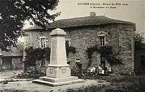 Le monument aux morts devant une maison du XIIIe siècle