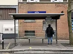 Abribus JCDecaux implanté à Montreuil avec un panneau SIEL d'ancienne génération.