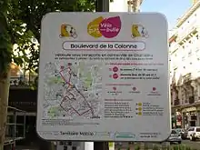 Photographie en couleurs d’un arrêt de vélotaxis à Chambéry en mai 2017.