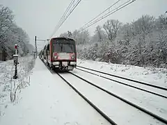 Un dimanche matin enneigé, après avoir desservi la halte, une rame venue de Paris-Lyon repart pour Montargis.