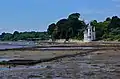 Marée basse dans l'anse de Kerbilaouët et la villa "Tour Saint-Vincent".