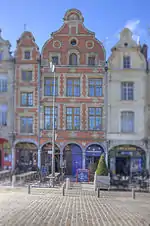 Photo d'un immeuble sur la Place des Héros d'Arras.Hôtel de Ville d'Arras Façade.jpg