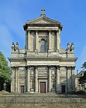 La façade de la cathédrale.