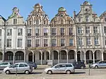 Des façades de la Grand-Place d'Arras, avec un assemblage courant dans la région de craie (ossature et sculptures), grès (soubassements et arcades) et brique (remplissage des murs).