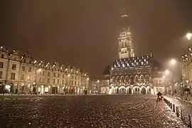 L'hôtel de ville et la place des Héros, un soir d'hiver.