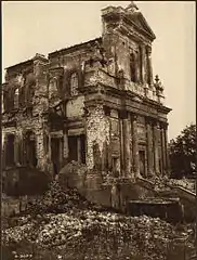 La façade principale et la cathédrale en ruine (1918).