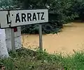 Ancien panneau de signalisation routière mentionnant l'Arratz.