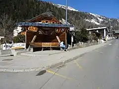 L'aubette de l'arrêt de la gare du réseau Chamonix Bus, situé en bordure de la route de Montroc.