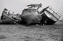L'arrière-port du Guilvinec-Léchiagat : vieilles carcasses de bateaux (photo prise en 1975).