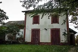 Arrière du bâtiment voyageurs, face aux anciennes emprises ferroviaires.