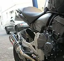 Moto de couleur noire, vue basse, sur l'arrière.