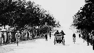 L'arrivée victorieuse du premier Paris-Bordeaux-Paris 1895.