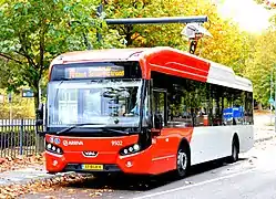 Un bus de la compagnie Arriva recharge ses batteries à Bois-le-Duc.