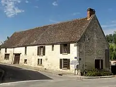 Ancien moulin, rue de Berville.