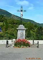 Monument aux morts surmonté d'une statue du Christ en croix